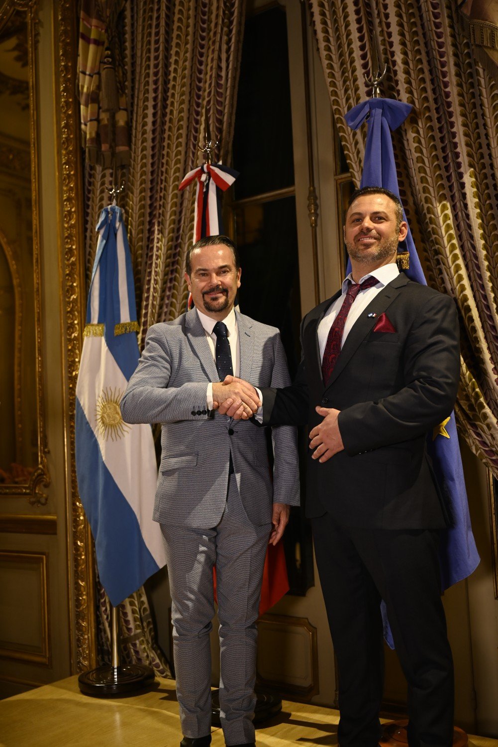 El Dr. Raffaghello, presidente de la Asociación junto al Sr. Embajador Romain Nadal